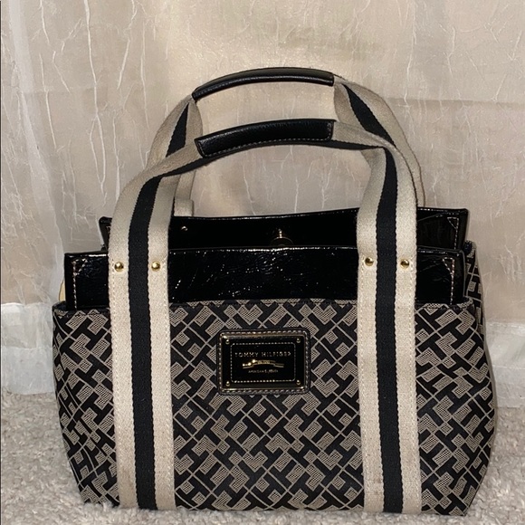 Tommy Hilfiger Handbags - Tommy Hilfiger hand bag